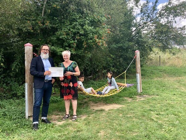 Spende für Spielgeräte an der Flüchtlingsunterkunft in Neunkirchen