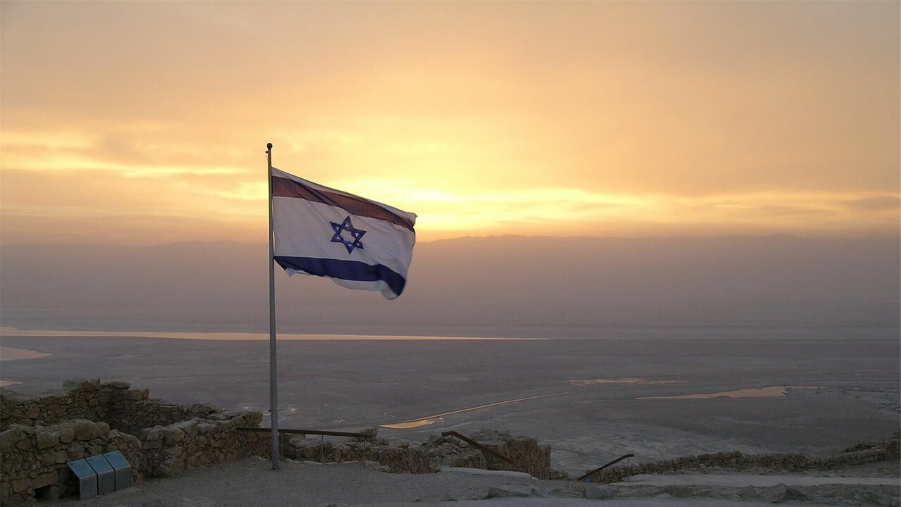 Flagge Israel vor Abendsonne