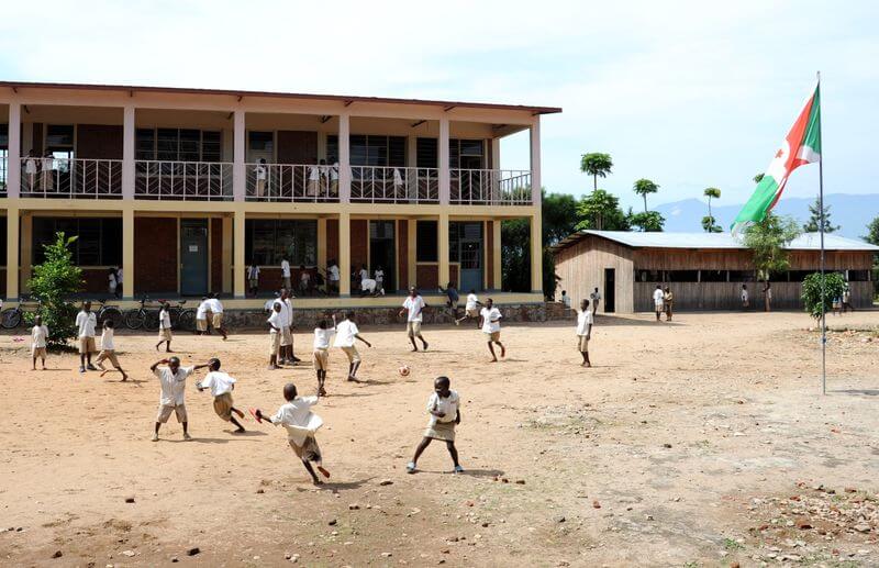 Kinder spielen Fußball auf dem Schulhof